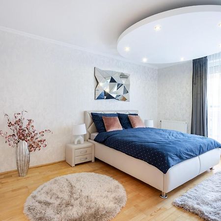 Beautiful Three Bedrooms Apartment With Free Parking Close To The Danube Coast ブダペスト エクステリア 写真