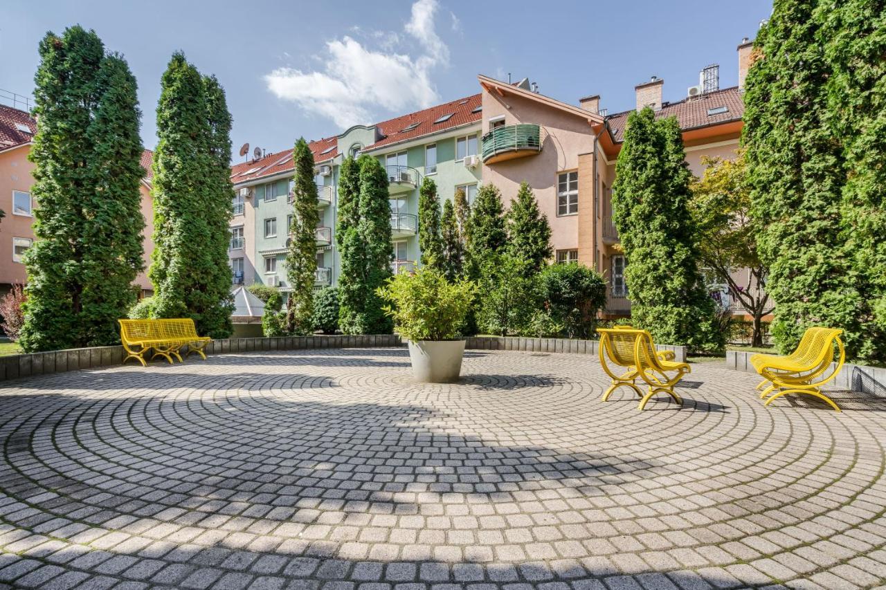 Beautiful Three Bedrooms Apartment With Free Parking Close To The Danube Coast ブダペスト エクステリア 写真