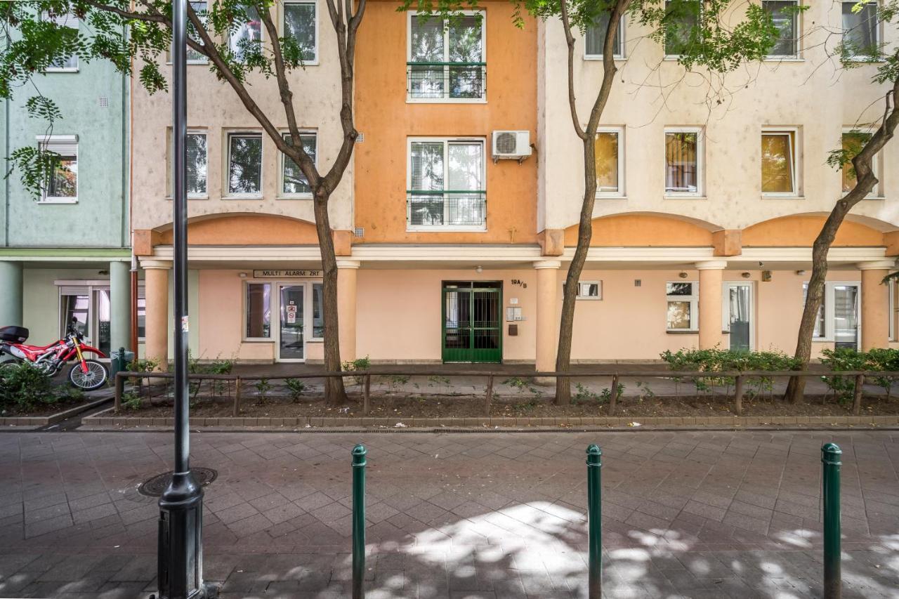 Beautiful Three Bedrooms Apartment With Free Parking Close To The Danube Coast ブダペスト エクステリア 写真