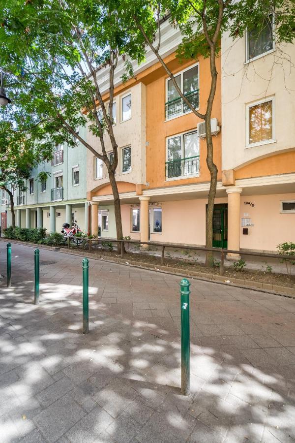 Beautiful Three Bedrooms Apartment With Free Parking Close To The Danube Coast ブダペスト エクステリア 写真