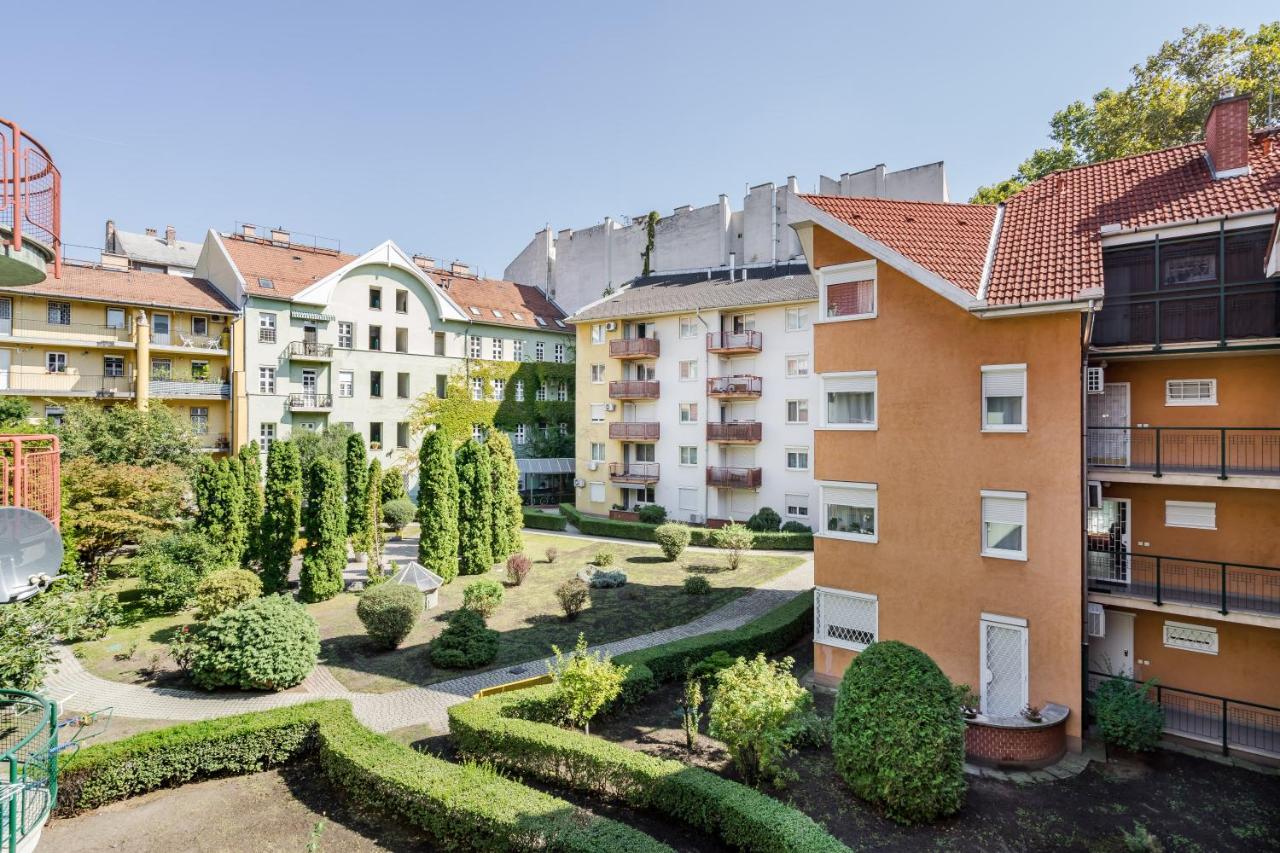 Beautiful Three Bedrooms Apartment With Free Parking Close To The Danube Coast ブダペスト エクステリア 写真