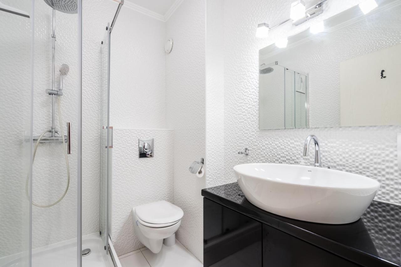 Beautiful Three Bedrooms Apartment With Free Parking Close To The Danube Coast ブダペスト エクステリア 写真