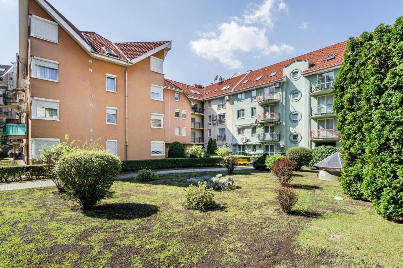 Beautiful Three Bedrooms Apartment With Free Parking Close To The Danube Coast ブダペスト エクステリア 写真