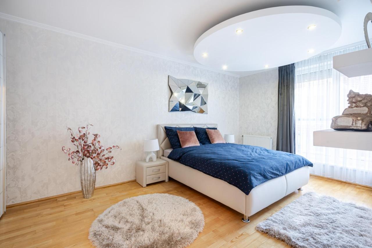 Beautiful Three Bedrooms Apartment With Free Parking Close To The Danube Coast ブダペスト エクステリア 写真
