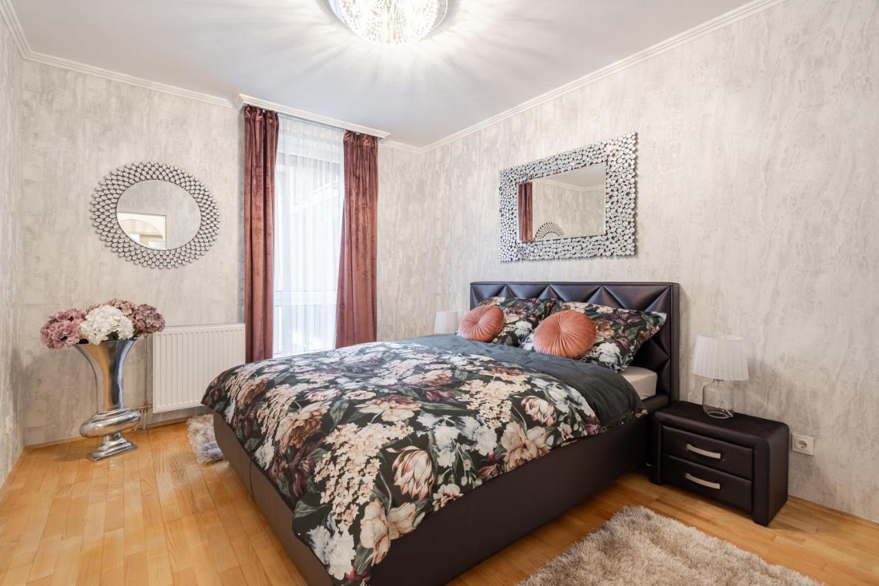 Beautiful Three Bedrooms Apartment With Free Parking Close To The Danube Coast ブダペスト エクステリア 写真