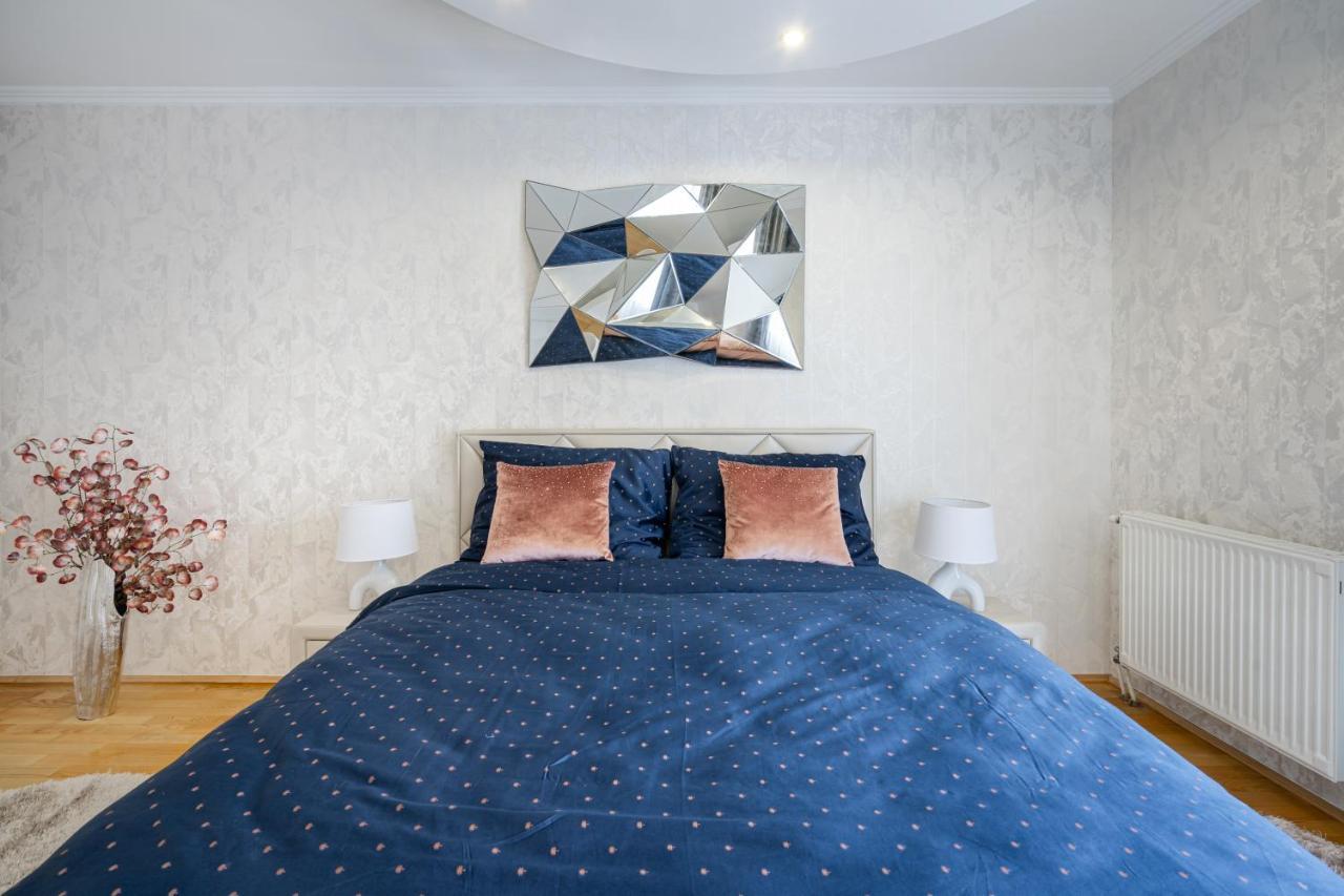 Beautiful Three Bedrooms Apartment With Free Parking Close To The Danube Coast ブダペスト エクステリア 写真