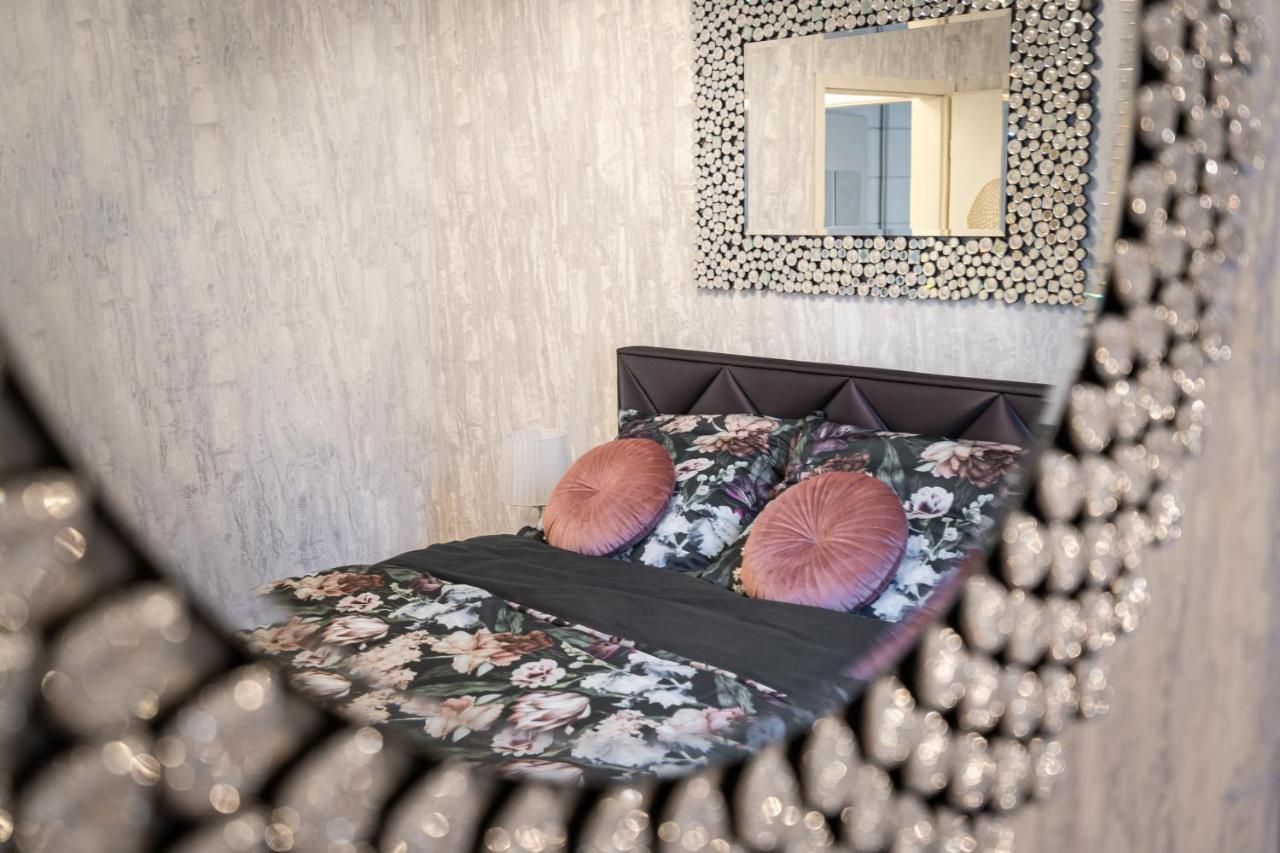 Beautiful Three Bedrooms Apartment With Free Parking Close To The Danube Coast ブダペスト エクステリア 写真