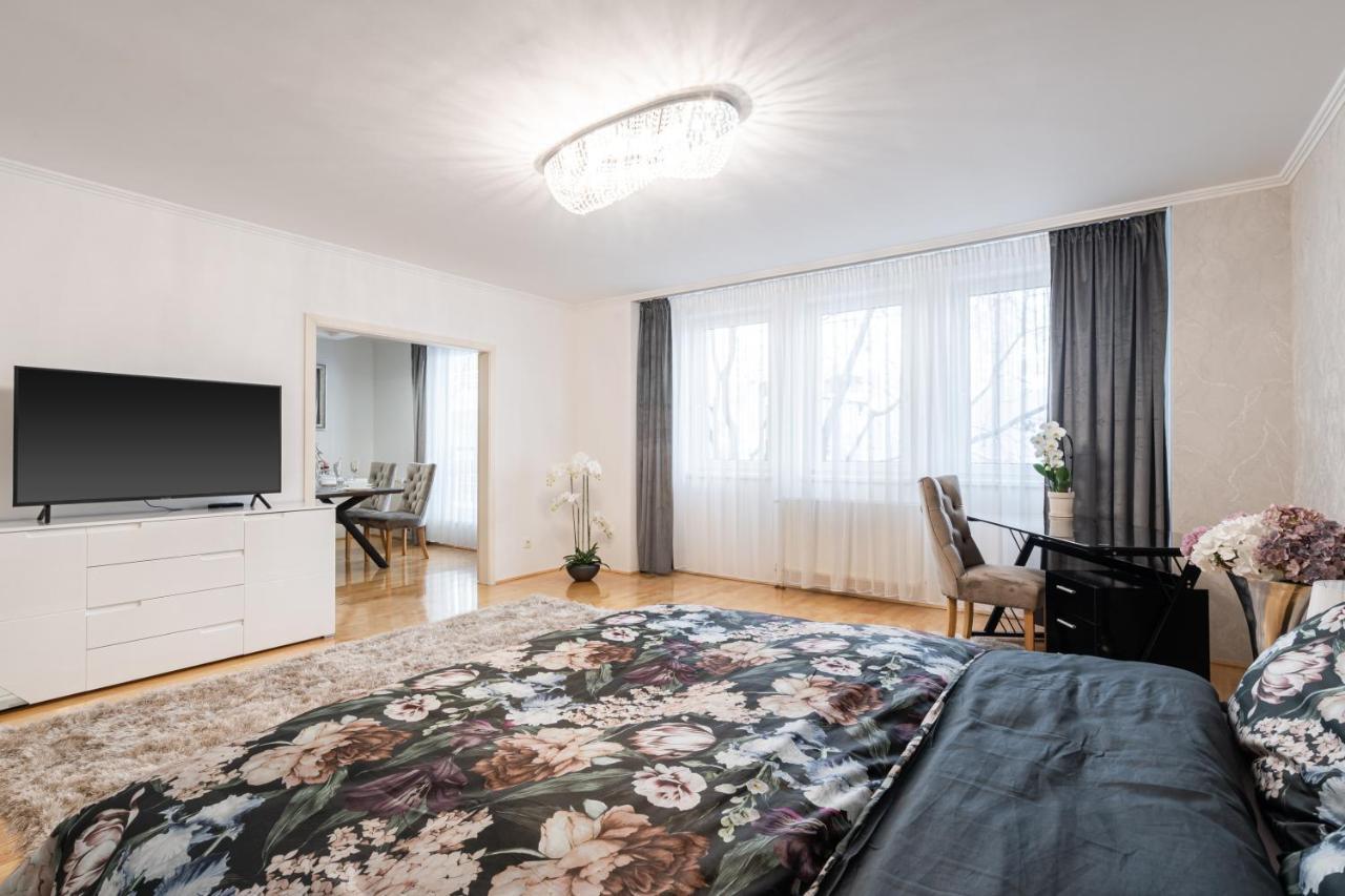 Beautiful Three Bedrooms Apartment With Free Parking Close To The Danube Coast ブダペスト エクステリア 写真