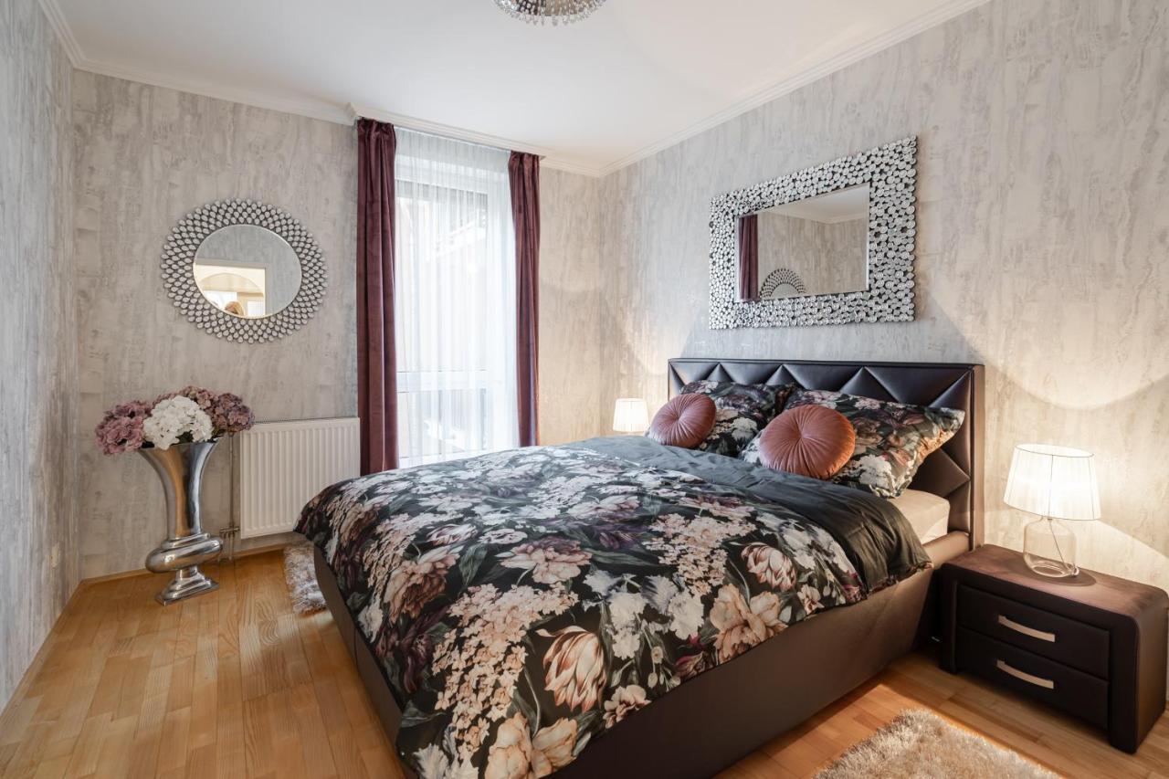 Beautiful Three Bedrooms Apartment With Free Parking Close To The Danube Coast ブダペスト エクステリア 写真