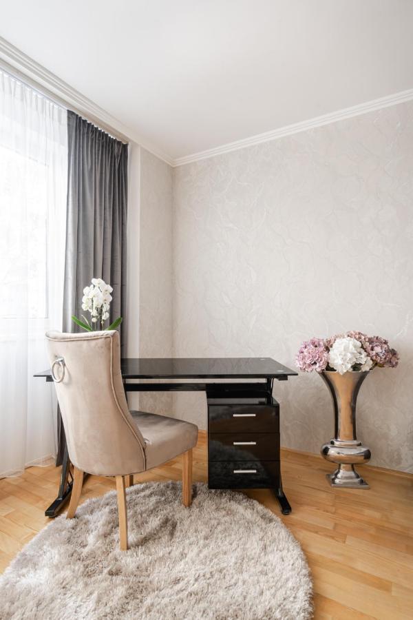 Beautiful Three Bedrooms Apartment With Free Parking Close To The Danube Coast ブダペスト エクステリア 写真
