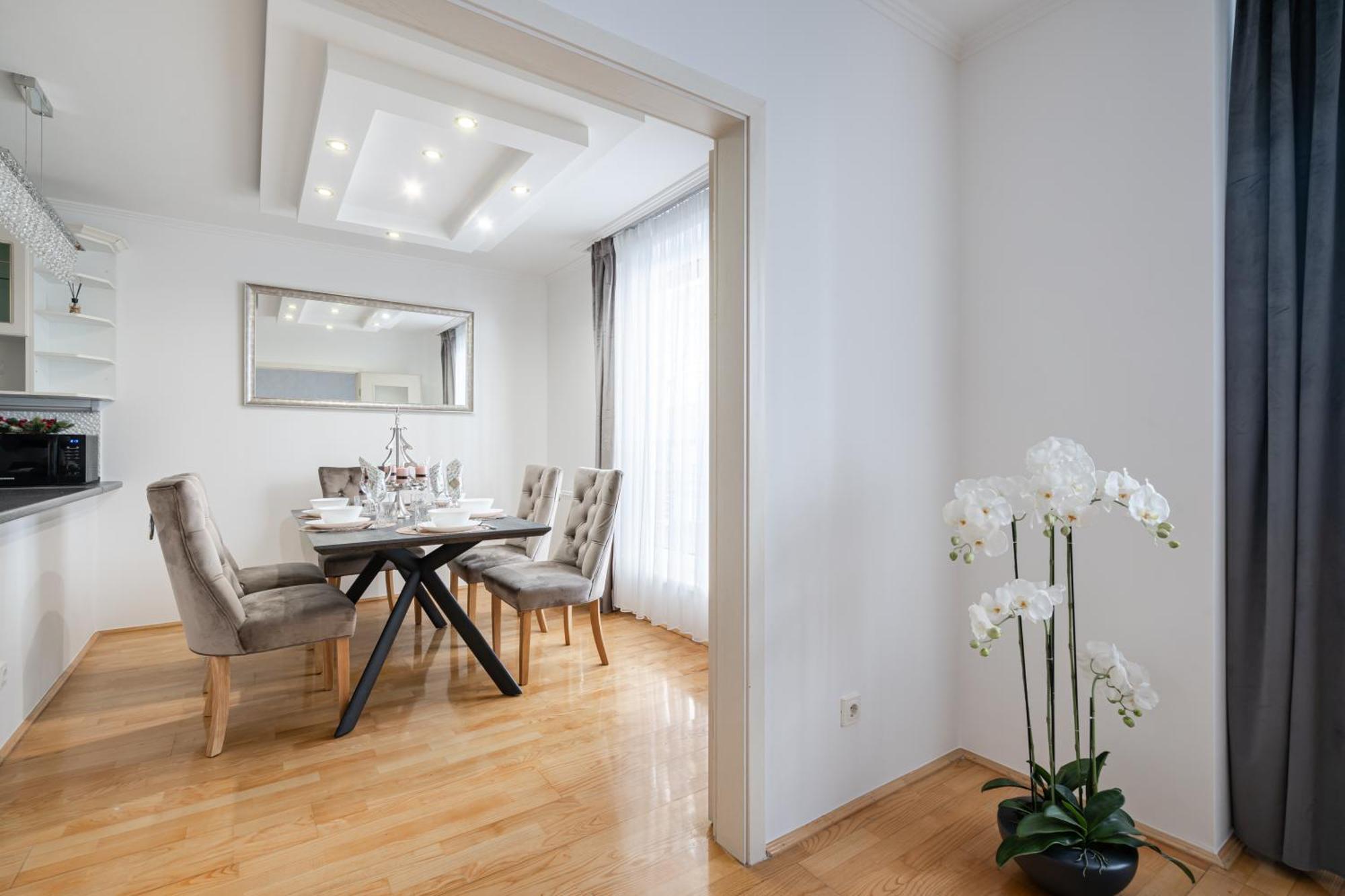 Beautiful Three Bedrooms Apartment With Free Parking Close To The Danube Coast ブダペスト エクステリア 写真