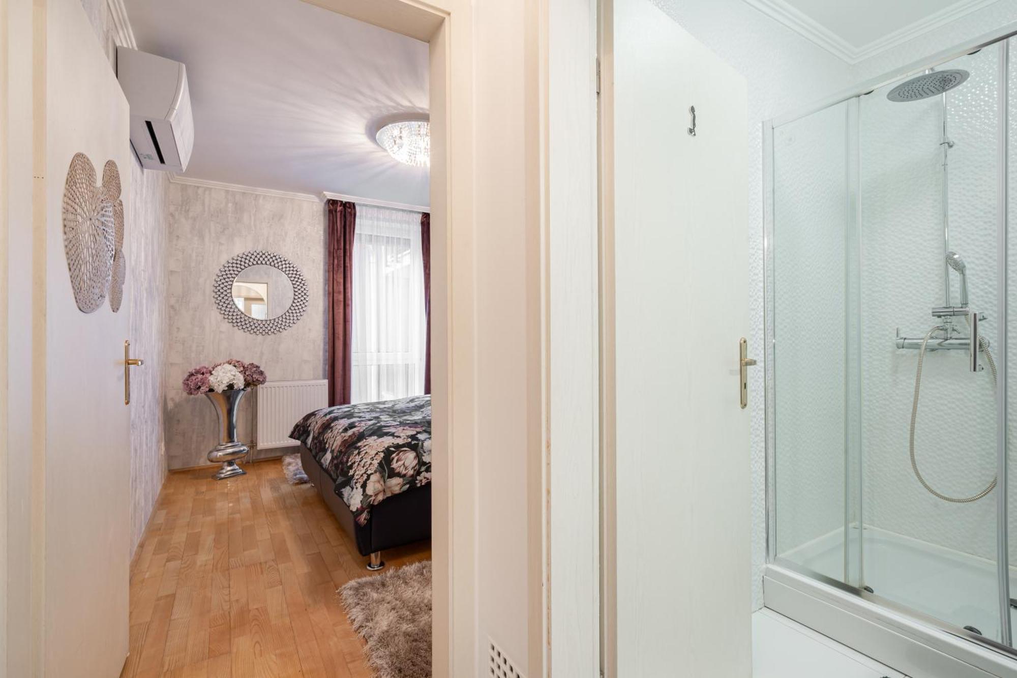 Beautiful Three Bedrooms Apartment With Free Parking Close To The Danube Coast ブダペスト エクステリア 写真